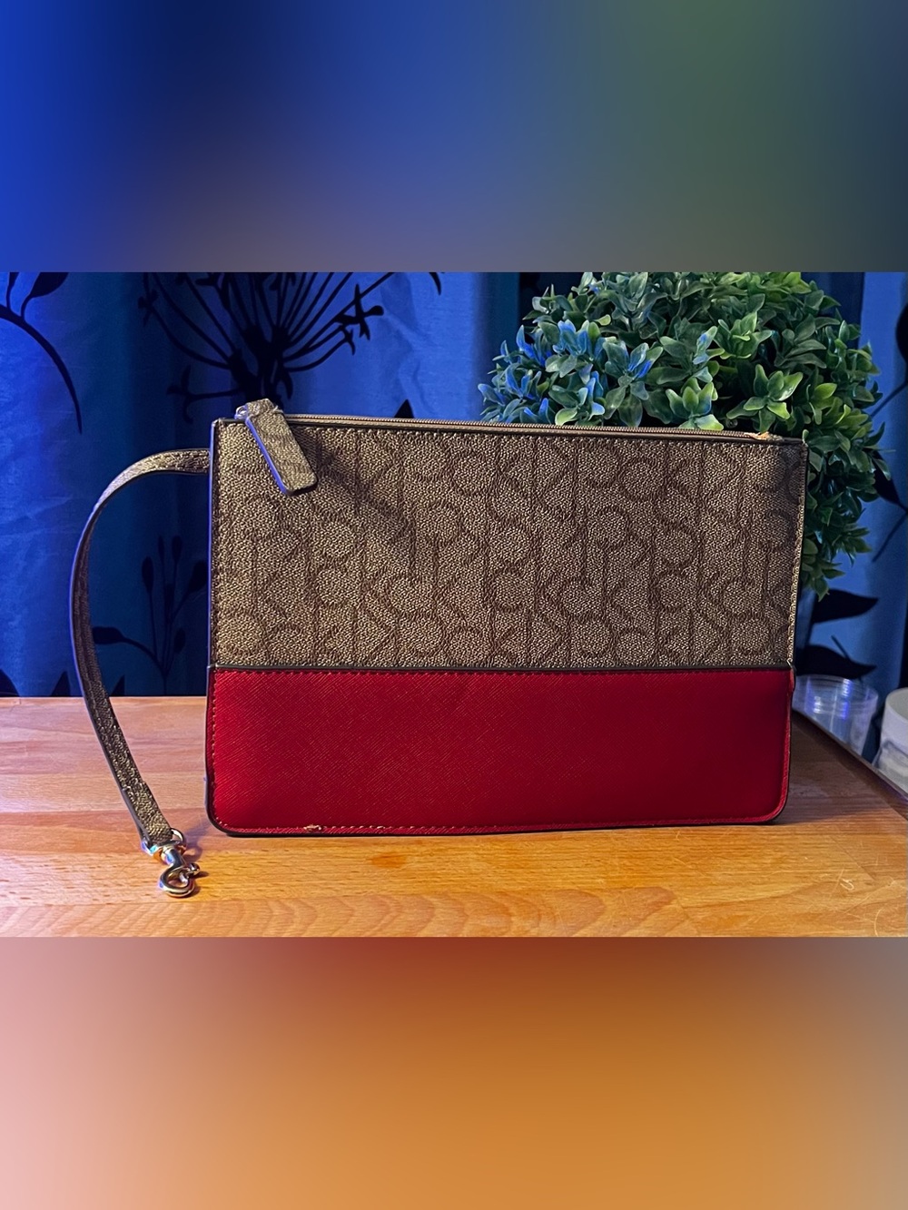 Calvin Klein signature-Pattern Wristlet Clutch **NEW
